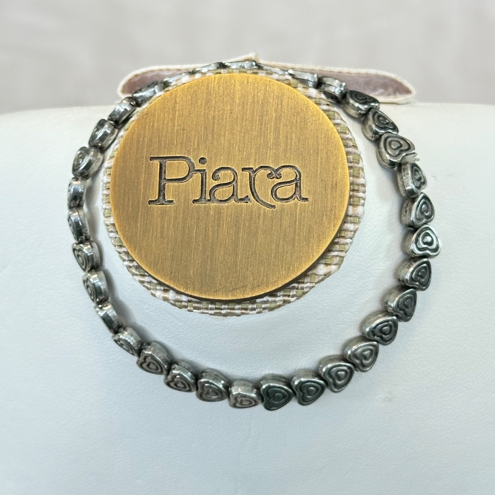 Silver tone stretchy bracelet w/carved Heart beads all the way around - Picture 5 of 13